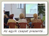 Az egyik csapat prezentációját hallgatja a zsűri