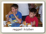 reggeli közben
