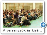 A versenyzők és kísérőik
